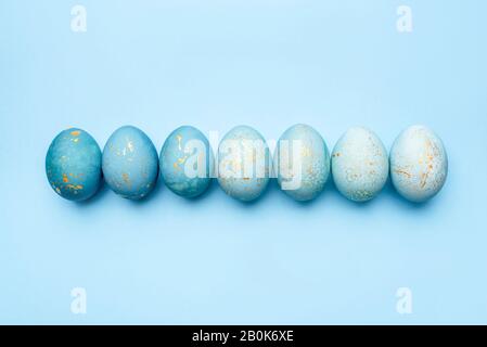 Fond de Pâques d'œufs peints en bleu. Banque D'Images