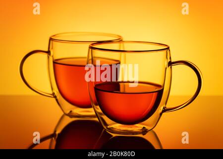 Deux tasses en verre à double paroi avec thé. Banque D'Images