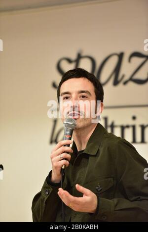 Naples, Italie. 20 février 2020. Le chanteur italien Antonio Diodato connu sous le nom de Diodato, vainqueur de Sanremo 2020, lors de la présentation de son dernier album Che vita meravigliosa au Feltrinelli à Napoli. (Photo De Paola Visone/Pacific Press) Crédit: Agence De Presse Du Pacifique/Alay Live News Banque D'Images