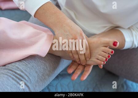 Massage des pieds thaïlandais à la main. Médecine alternative et massage thaïlandais concept Banque D'Images