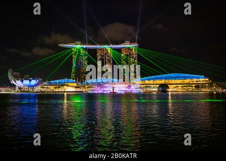 Spectres lumière et spectacle d'eau à Marina Bay Sands, Singapour, République de Singapour Banque D'Images