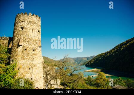 Georgian Military Road, Géorgie - septembre 2019 complexe de Château d'Ananuri sur la rivière Aragvi et le lac Zhinvalis Banque D'Images