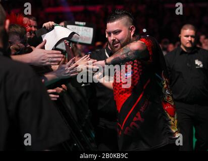 Motorpoint Stadium, Cardiff, Glamourgan, Royaume-Uni. 20 février 2020. Professional Darts Corporation, Unibet Premier League Cardiff; Michael Smith Lors De Sa Promenade Sur Le Crédit: Action Plus Sports/Alay Live News Banque D'Images