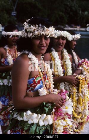 POLYNÉSIE FRANÇAISE, TUAMOTUS, MANGAREVA IS.(LES GAMBIER), RIKITEA GIRLS W/FLOWER LEIS Banque D'Images