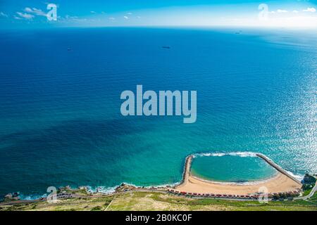 Lagon bleu avec plage avec vue panoramique sur les oiseaux. Endroit idéal pour les vacances et le repos Banque D'Images