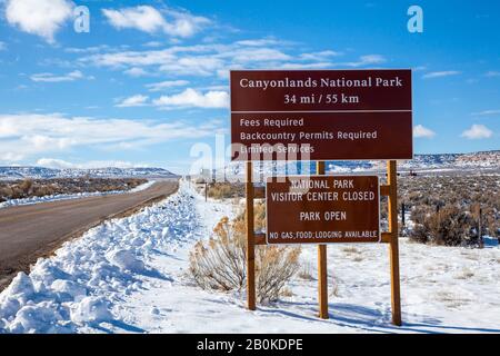 Signez pour le parc national de Canyonlands en hiver avec de la neige près de Moab, Utah, États-Unis Banque D'Images