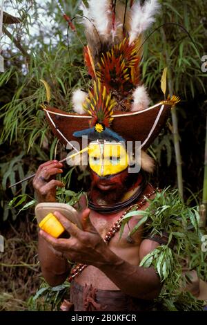 NEW GUINÉE HIGHLANDS, PRÈS DE TARI, TRIBU HULI, HOMMES SE PRÉPARANT À LA DANSE TRADITIONNELLE Banque D'Images