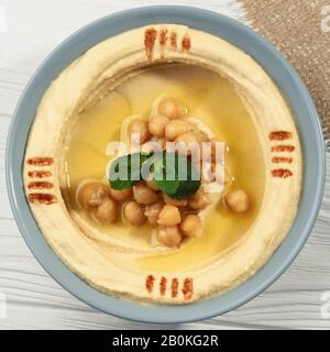 Vue de dessus de la plaque de houmous sur la table en bois Banque D'Images