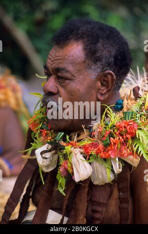 FIDJI, ÎLE VITI LEVU, VILLAGE DE VISEISEI, HOMME EN COSTUME TRADITIONNEL, PORTRAIT Banque D'Images