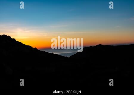 Lever du soleil à Calanque de Morgiou (Marseille, France) : le paysage de montagne à contraste élevé à couper le souffle au lever du soleil au bord de la mer Banque D'Images