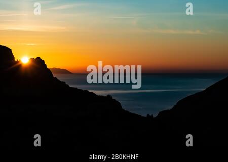 Lever du soleil à Calanque de Morgiou (Marseille, France) : le paysage de montagne à contraste élevé à couper le souffle au lever du soleil au bord de la mer Banque D'Images