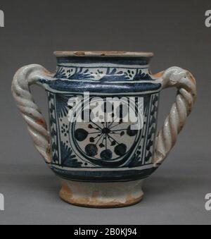 Vase, italien, Florence, fin du XVe siècle, italien, Florence, Maiolica (faïence à vitrage), Total : 7 1/2 × 9 1/2 × 6 po. (19,1 × 24,1 × 15,2 cm), céramique-poterie Banque D'Images