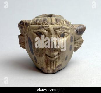 Fées aryballos (vase à parfum) sous forme de tête d'Acheloös, Grec de l'est, Archaïque, date du 6ème siècle avant J.-C., Grec de l'est, Faience, H.: 1 3/4 in. (4,4 cm), divers-Faience Banque D'Images