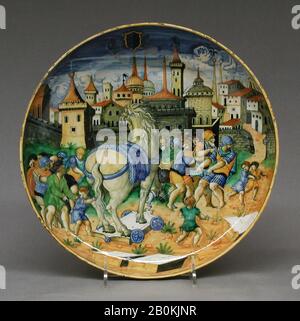 Plat représentant le cheval de Troie, italien, Urbino, milieu du XVIe siècle, italien, Urbino, Maiolica (faïence à vitrage), Dans L'Ensemble : 2 3/8 × 10 3/4 po. (6 × 27,3 cm), céramique-poterie Banque D'Images