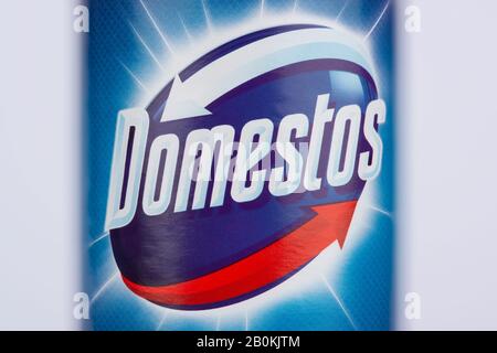 Un gros plan sur le logo Domestos comme sur une bouteille d'eau de Javel Domestos sur fond blanc. Banque D'Images