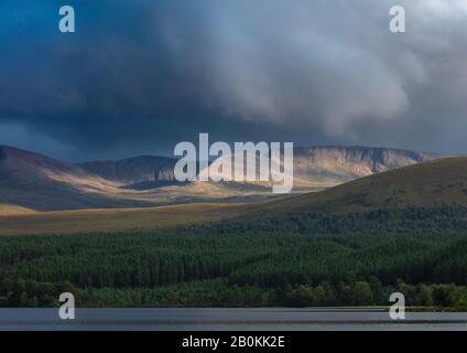 Montagnes de Cairngorm vues de l'autre côté du Loch Morlich Banque D'Images