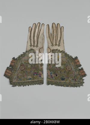 Paire de gants, britannique, premier demi-XVIIe siècle, britannique, cuir; toile travaillée avec de la soie et du fil métallique; tente, Gobelin, variations de boutonnières détachées, et points de suture tressés; dentelle de bobine métallique; ruban de soie et de métal, L. 13 1/4 x W. 8 pouces (33,7 x 20,3 cm), à broderies textiles Banque D'Images