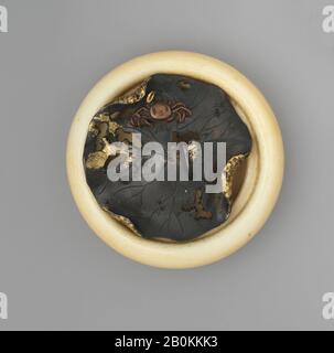 Netsuke dans la forme du crabe sur une feuille de Lotus, Japon, 19ème siècle, Japon, Ivoire avec disque métallique, Diam. 1 3/4 po. 1,5 cm ; D. 9/16 po. (1,5 cm), Netsuke Banque D'Images