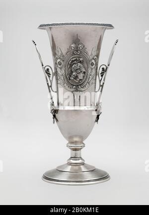 Wood et Hughes, vase, américain, Wood et Hughes (1845–1999), CA. 1863, Fabriqué À New York, New York, États-Unis, Amérique, Argent, 9 5/8 × 4 7/8 In., 16,127 Onces Troy (24,4 × 12,4 Cm, 501,6 G), Argent Banque D'Images