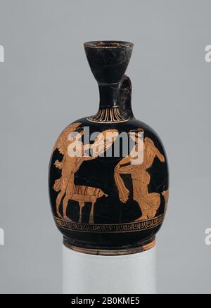 Squat en terre cuite lekythos (ballon à huile), grec, Attique, classique, date fin du 5ème siècle avant J.-C., grec, Attique, Terre Cuite; figure rouge, 6 7/8 × 4 po. (17,5 × 10,2 cm), diamètre du pied : (7,8 cm), diamètre de la jante : 1 5/8 in. (4,2 cm), Vases Banque D'Images