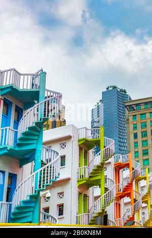 Escaliers en spirale colorés à Bugis Village, Singapour, République de Singapour Banque D'Images