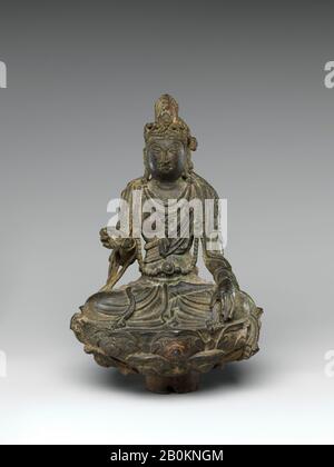 Bodhisattva, Chine, Tang tardif (618–907) dynastie ou Cinq Dynasties période (907–60), date du 10ème siècle, Chine, bronze au plomb de Gilt, H. 7 3/4 in. (19,7 cm) ; diam. 5 po. (12,7 cm) ; D. 4 5/8 po. (11,7 cm), Sculpture Banque D'Images