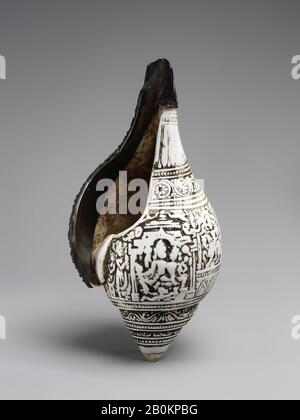 Conch sculpté avec Lakshmi-Narayana, Inde (éventuellement Bengale occidental) ou Bangladesh, période de Pala, XIe–XIIe siècle, Inde (éventuellement Bengale occidental) ou Bangladesh, Shell avec des ajouts d'argent, H. 8 1/16 in. (20,5 cm); W. 3 3/4 po. (9,5 cm) ; D. 3 5/8 po. (9,2 cm), boîtier Banque D'Images