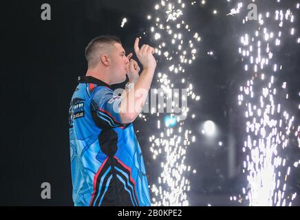 Motorpoint Stadium, Cardiff, Glamourgan, Royaume-Uni. 20 février 2020. Professional Darts Corporation, Unibet Premier League Cardiff; Daryl Gurney Reçoit Le Crédit De Foule: Action Plus Sports/Alay Live News Banque D'Images