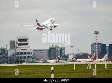 Aéroport international de DŸsseldorf, DUS, Eurowings Airbus A 319-132, en direction de la piste Banque D'Images