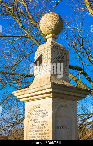 Vieux mémorial à la mémoire du bienfaiteur Maud Heath dont la legs a financé une chaussée à travers la rivière Avon et les plaines inondées adjacentes pour préserver les tourbières Banque D'Images