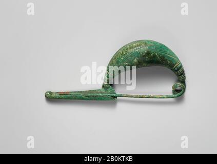 Bronze de type navicella fibula (goupille de sécurité), étruscan, géométrique, date 8ème siècle avant J.-C., étruscan, Bronze, Autre: 6 5/8 in. (16,8 cm), Bronzes Banque D'Images