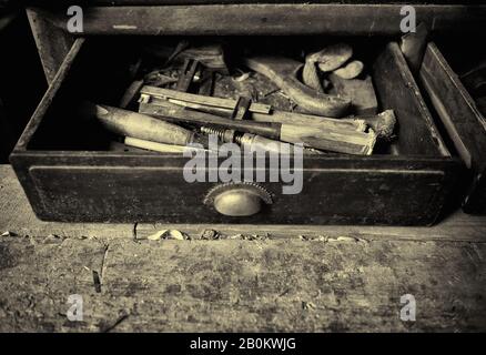 Outils à main utilisés dans les tiroirs en bois. Banque D'Images