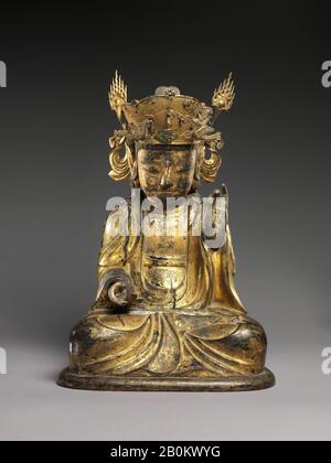 Bodhisattva assis (attendant gauche d'une triade), Corée, dynastie Joseon (1392–1910), Date CA milieu-XVIIe siècle, Corée, bois de Gilt, H. 20 1/4 In. (51,4 cm) ; avec 14 1/4 po. (51,4 cm) ; D. 12 3/4 po. (36,2 cm), H. aux éléments de flamme : 21 1/2 po. (54,6 cm), Sculpture Banque D'Images