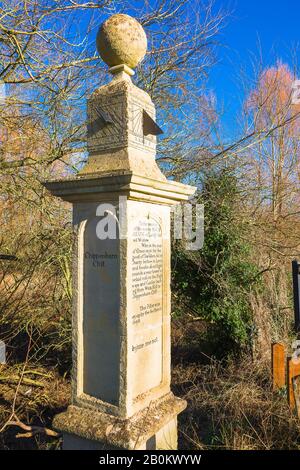 Vieux mémorial à la mémoire du bienfaiteur Maud Heath dont la legs a financé une chaussée à travers la rivière Avon et les plaines inondées adjacentes pour préserver les tourbières Banque D'Images
