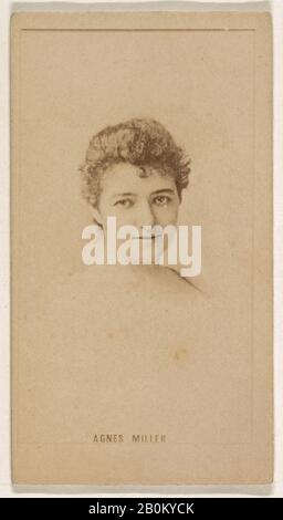 Publié par Kinney Brothers Tobacco Company, Agnes Miller, de la série Acteresses publiée par Kinney Brothers pour promouvoir Les Cigarettes sucrées Caorale, 1890, photo d'Albumen, feuille: 2 1/2 × 1 7/16 po. (6,4 × 3,7 cm Banque D'Images