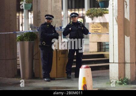 (200220) -- LONDRES, le 20 février 2020 (Xinhua) -- Les Policiers se tiennent à la garde devant la Mosquée centrale de Londres après un incident poignant à Londres, en Grande-Bretagne, le 20 février 2020. Un homme a été arrêté sur place suite à des soupçons de tentative de meurtre suite à des rapports de vol dans une mosquée de Londres, a confirmé jeudi la police métropolitaine. (Photo De Ray Tang/Xinhua) Banque D'Images