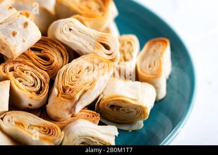 La cuisine turque d'Artvin appelée Silor / Roulée et fried phyllo. Silor sur plaque bleue. Banque D'Images