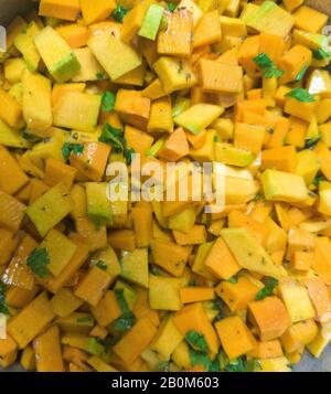 Cuisine brésilienne. Courgettes épluchées et hachées cuites dans de l'huile d'olive avec des épices au persil de couleur verte. Salade de courgettes frits préparée pour le déjeuner. Banque D'Images