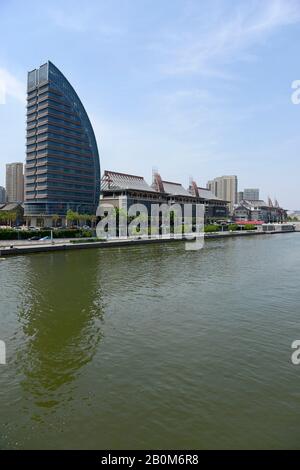 Nouveaux bâtiments près de la rivière Haihe avec la rue de la culture ancienne derrière Tianjin, Chine Banque D'Images