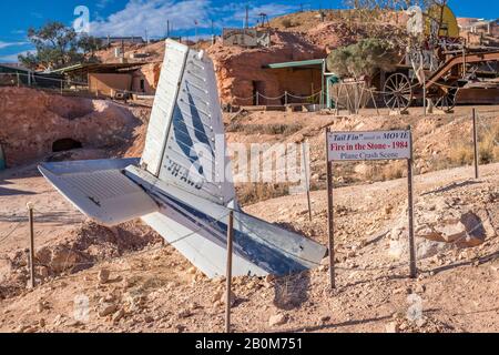 L'aileron de queue utilisé pendant la scène de crash d'avion dans le film "Fire in the Stone" en 1984 reste encore à Coober Pedy, Australie Banque D'Images