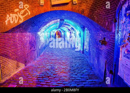 Utrecht, Pays-Bas - 06 Janvier 2020. Tunnel Ganzenmarkt avec lumière UV bleue Banque D'Images