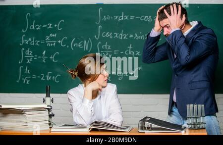 Situation de conflit. Conflit scolaire. Chargé de cours exigeant. Homme mécontent de communiquer. Le directeur de l'école parle de punition. Enseignant homme barbu strict ayant un conflit avec la fille étudiante. Banque D'Images