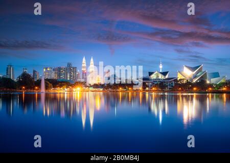 Gratte-ciel et fonderies de Kuala Lumpur avec un beau crépuscule au parc Titiwangsa à Kuala Lumpur. Malaisie. Concept de voyage et de vacances. Banque D'Images