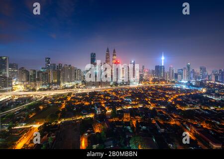 Gratte-ciel et rue de Kuala Lumpur avec ciel crépuscule agréable dans le quartier des affaires du centre-ville de Kuala Lumpur. Malaisie. Malaisie tourisme, ville moderne Banque D'Images