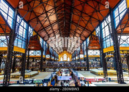 Intérieur de la Grande salle du marché (Nagyvásárcsarnok), Budapest, Hongrie Banque D'Images