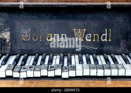Vieux piano brisé Johann Wendl abandonné, touches de piano endommagées Banque D'Images