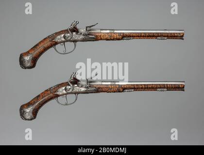 Charles Froment, Paire De Pistolets De Flintlock Fabriqués Pour Christian Ernst, Margrave De Brandenburg-Ansbach-Bayreuth-Kulmbach, Franco-Allemand, Erlangen-Neustadt, Californie. 1686–90, Erlangen, franco-allemand, Erlangen-Neustadt, acier, bois, argent, L. de chaque 19 3/4 po. (50,2 cm); L. de chaque barillet 12 5/8 in. (32,1 cm) ; L. de chaque bouchon 2 3/8 po. (6 cm) ; Diam. Au museau de chaque 5/8 po. (1,6 cm) ; Diam. À la culasse de chaque 1 po. (2,5 cm) ; L. de chaque serrure 5 po. (12,7 cm) ; ETAL. De chaque 0,545 po. (13,8 mm) ; Poids de chaque 2 lb. 2 oz. (950 G), Armes À Feu-Pistolets-Flintlock Banque D'Images