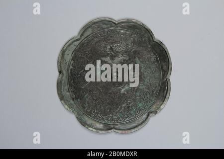 Miroir décoré de fleurs, Corée, dynastie Goryeo (918–1392), Date première moitié du XIIe siècle, Corée, Bronze et argent, Diam. 8 1/2 po. (21,6 cm), rétroviseurs Banque D'Images