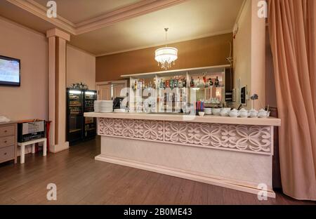 Moscou - SEPTEMBRE 2014 : l'intérieur du restaurant « Papa Karlo » dans un style classique. Compteur de barres Banque D'Images
