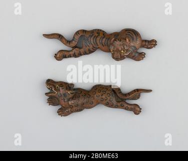 Paire D'Ornements Sword-Grip (Menuki), japonais, XIXe siècle, japonais, cuivre, or, argent, alliage cuivre-or (shakudō), Menuki (A); L. 2 in. (5,1 cm) ; Poids 0,3 oz. (8,5 g); menuki (b); L. 2 1/8 in. (5,4 cm) ; Poids 0,3 oz. (8,5 G), Sword Furniture-Menuki Banque D'Images